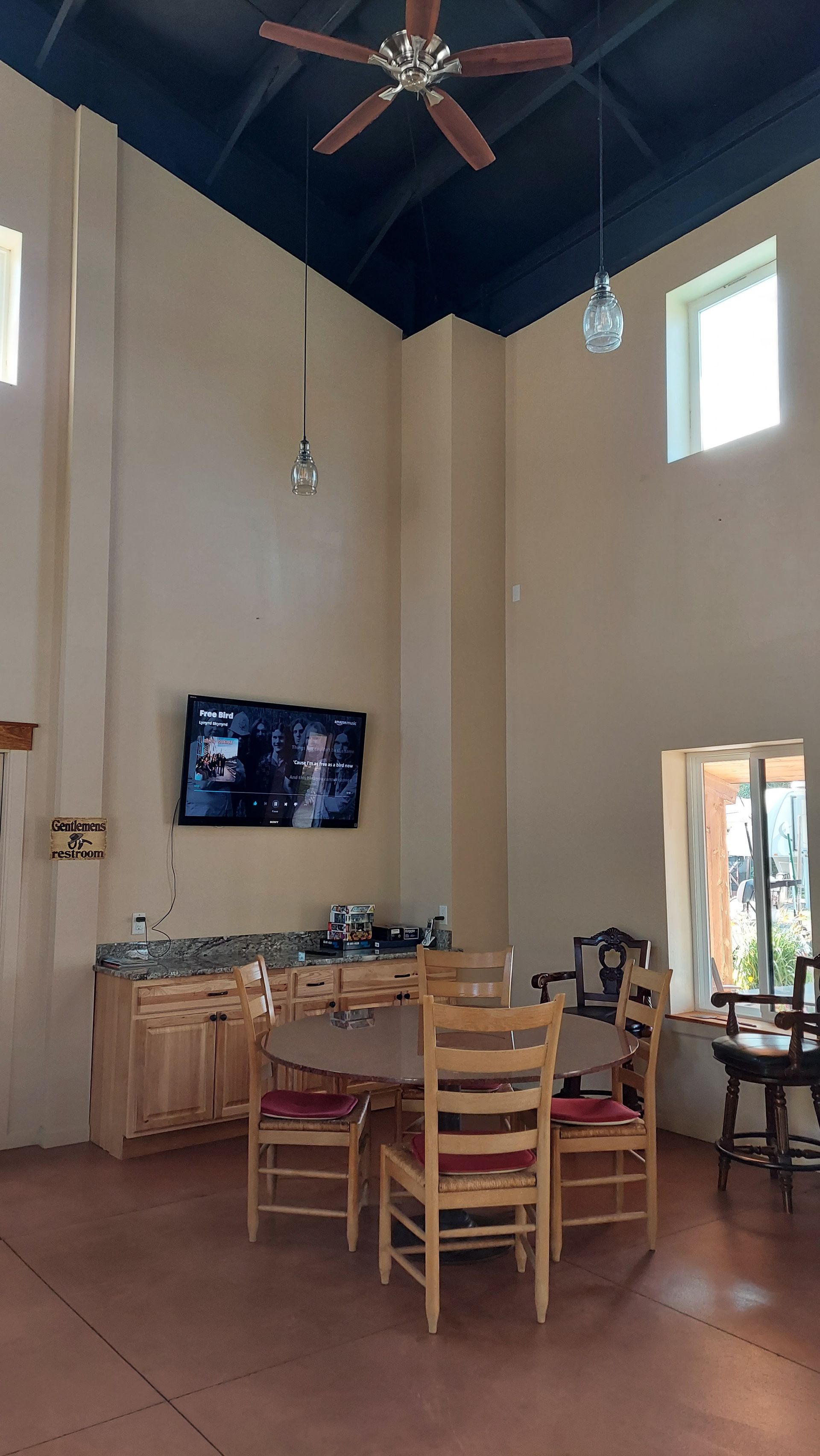 clubhouse-dining-area