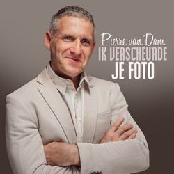 Man in beige pak met gekruiste armen naast Nederlandse tekst op een grijze achtergrond