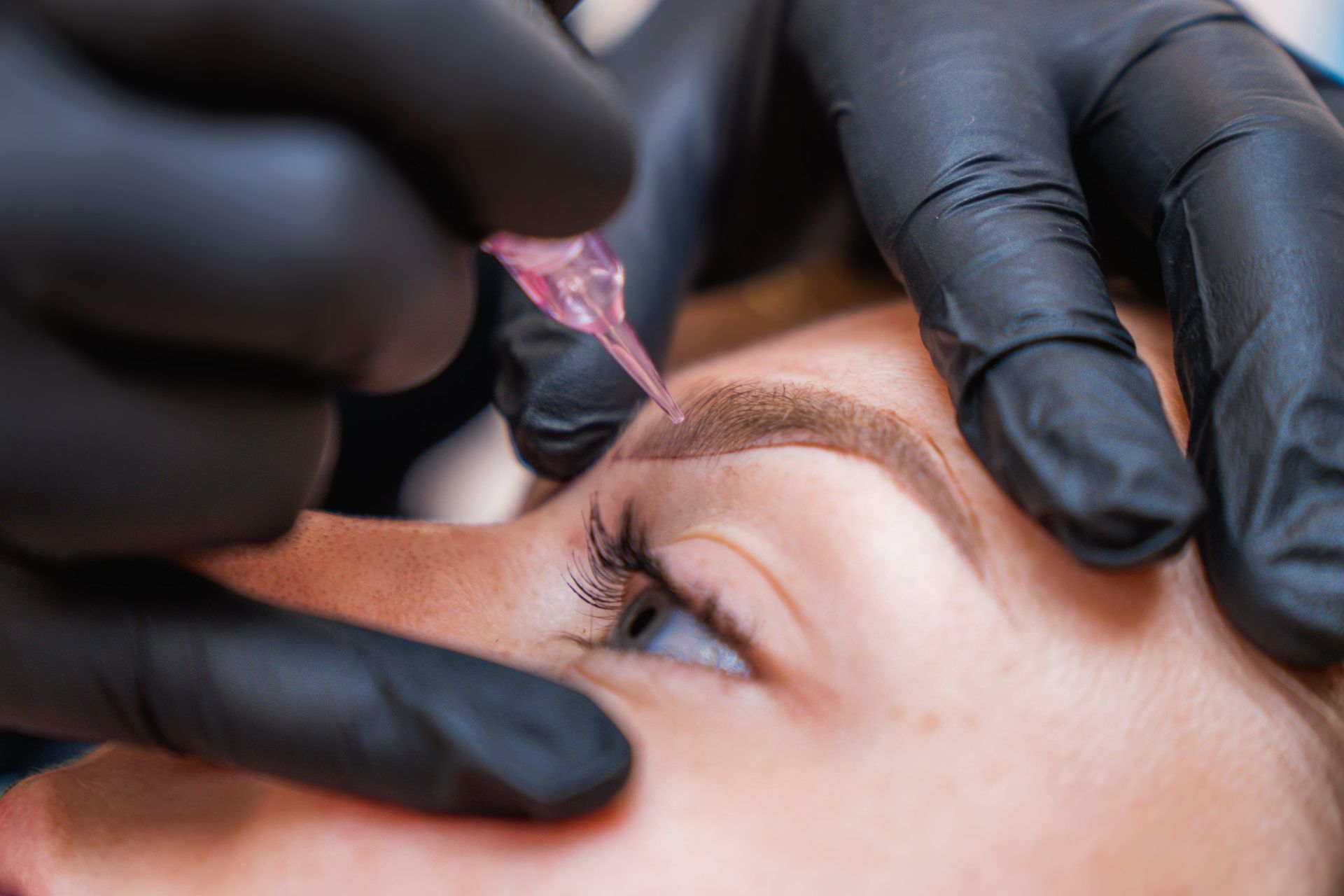 PMU specialist zet Powder Brows tijdens behandeling