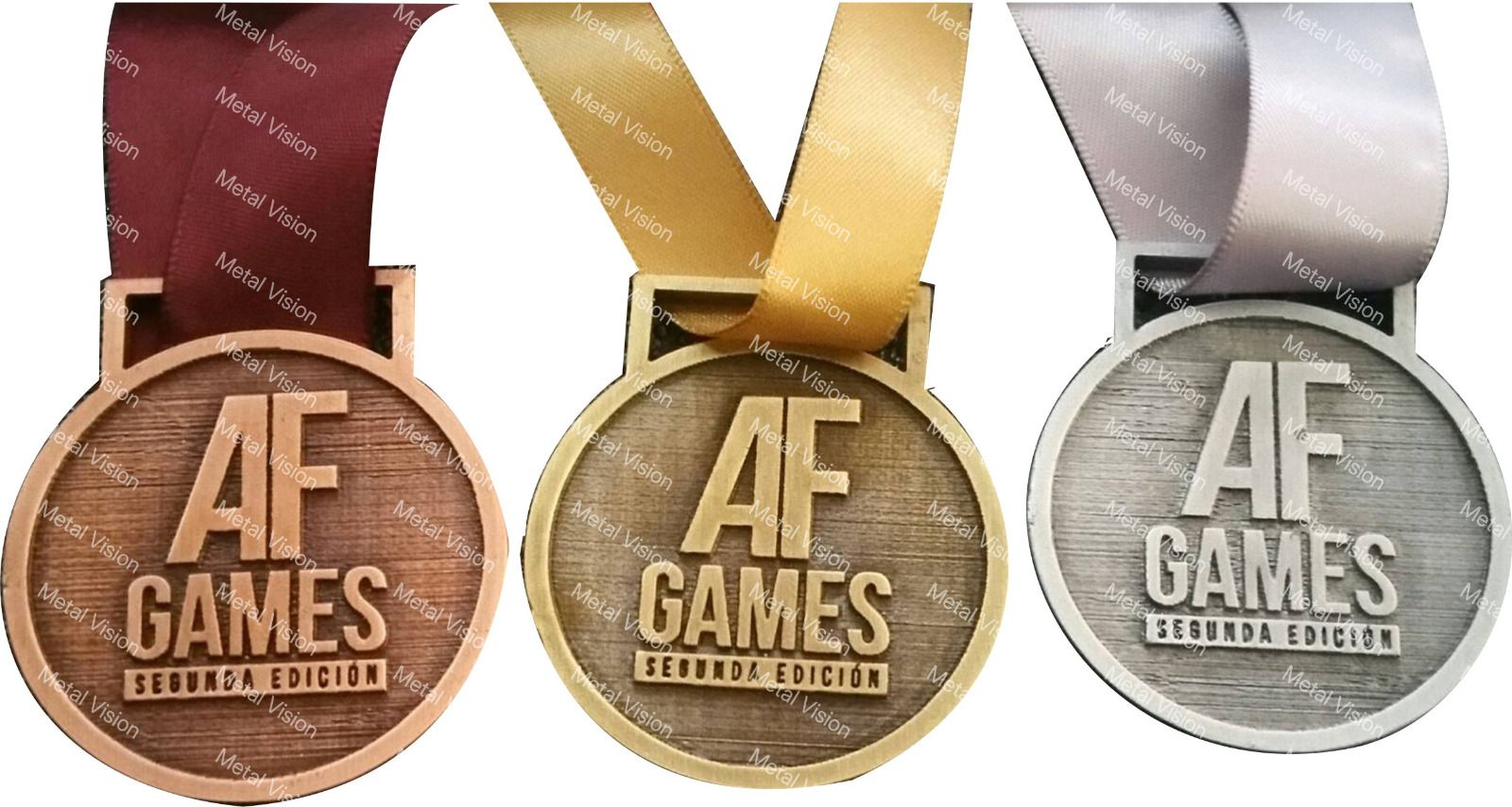 Cinco medallas de plata con cintas azules dispuestas sobre una superficie de madera.