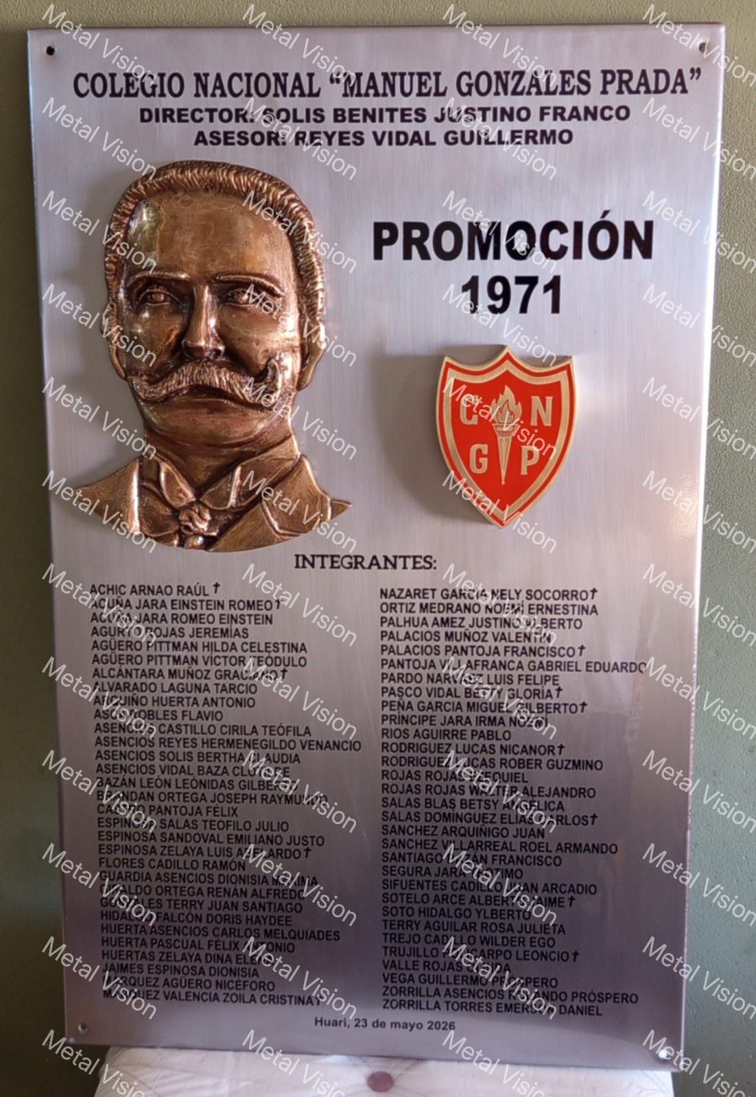 Letrero o placa de metal cepillado en blanco con marco de madera sobre fondo blanco