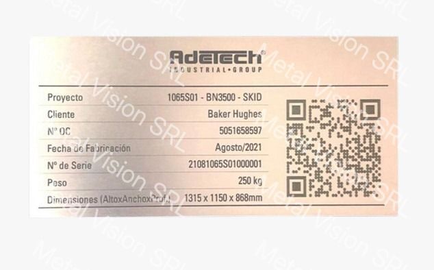 Señal de seguridad metálica con la inscripción “SAIFTY SIGNE HORECY” en un poste en un entorno industrial.