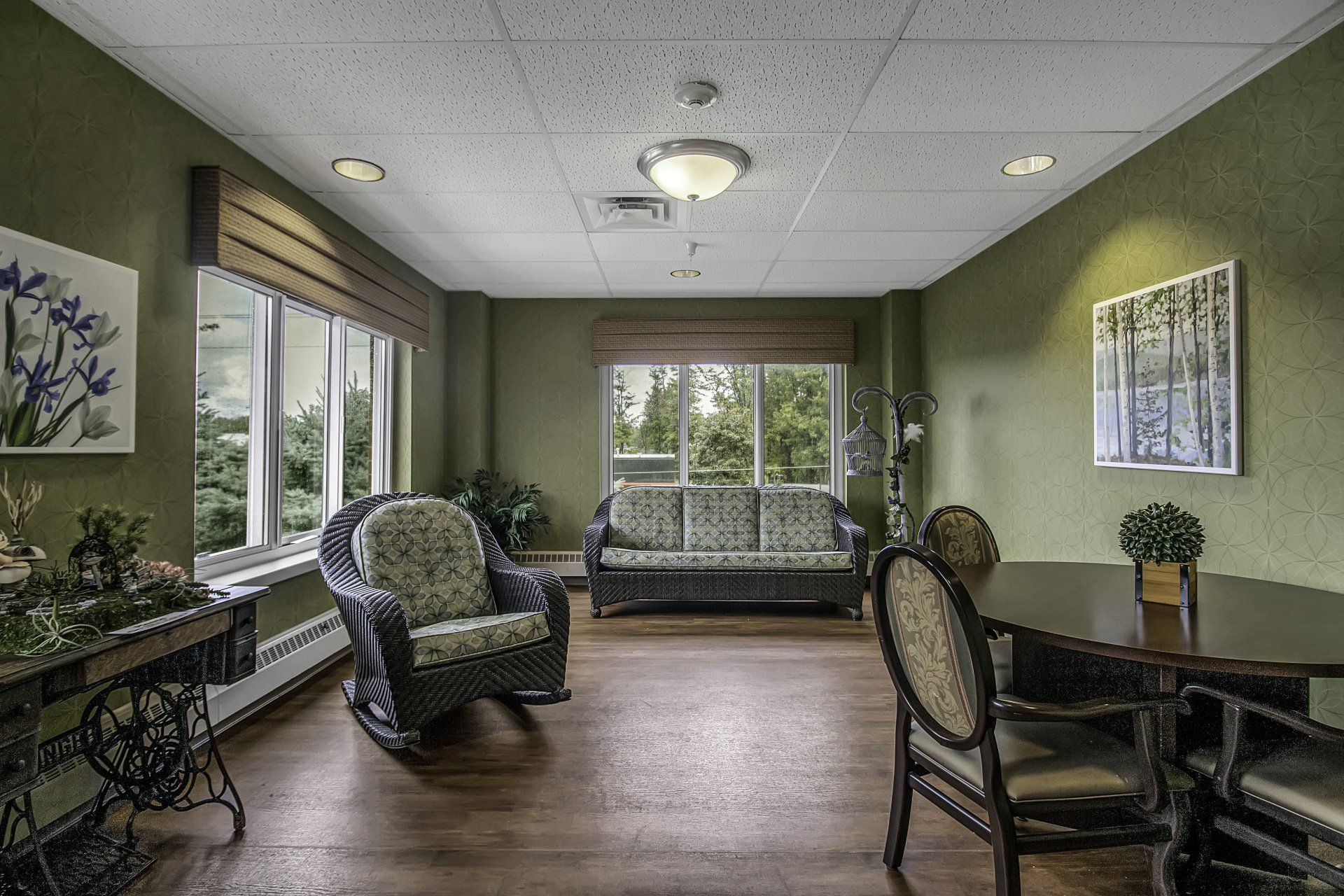 sitting area at heathwood assisted living in williamsville 