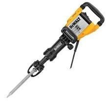 Martillo neumático eléctrico amarillo y negro con una broca de cincel, inclinado sobre un fondo blanco.