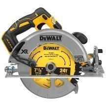 Sierra circular inalámbrica DeWalt con hoja amarilla y protector plateado sobre fondo blanco.