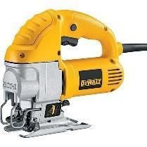 Sierra de calar eléctrica DeWalt amarilla y plateada con mango y cable negros.