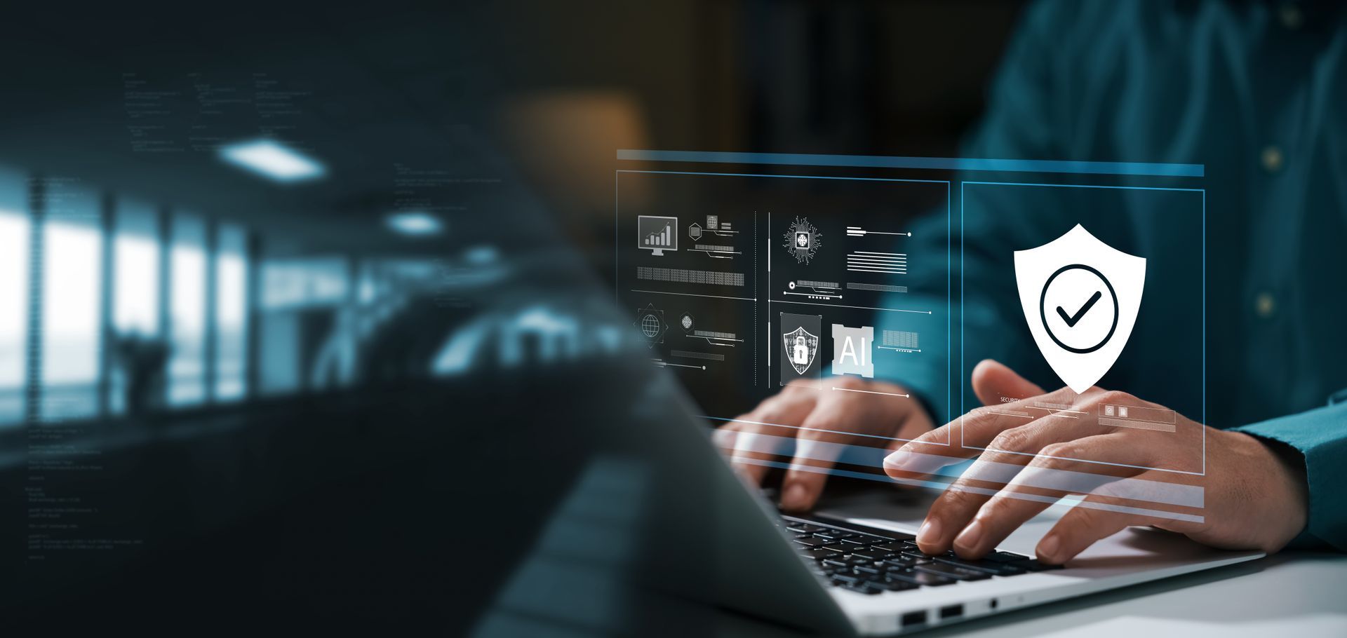 Des mains tapant sur un ordinateur portable avec des icônes de bouclier de cybersécurité et des superpositions d'interface numérique