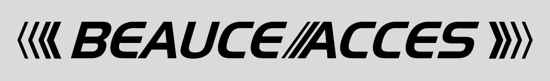 Logo BEAUCE/ACCESS en caractères noirs italiques avec des marques en forme de chevrons des deux côtés