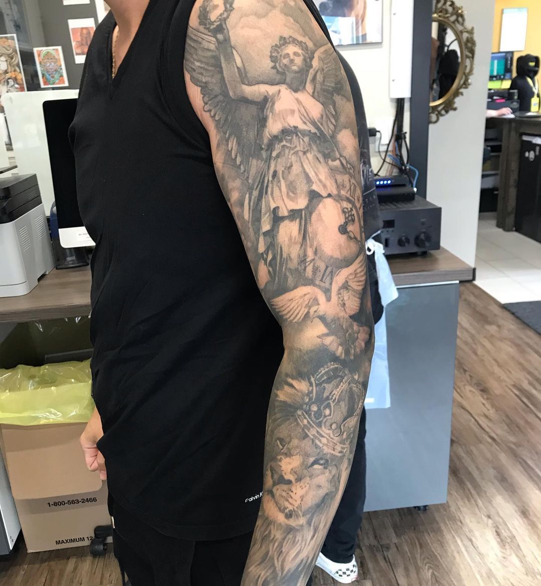 Goddess of Victory and Lion with Crown Sleeve