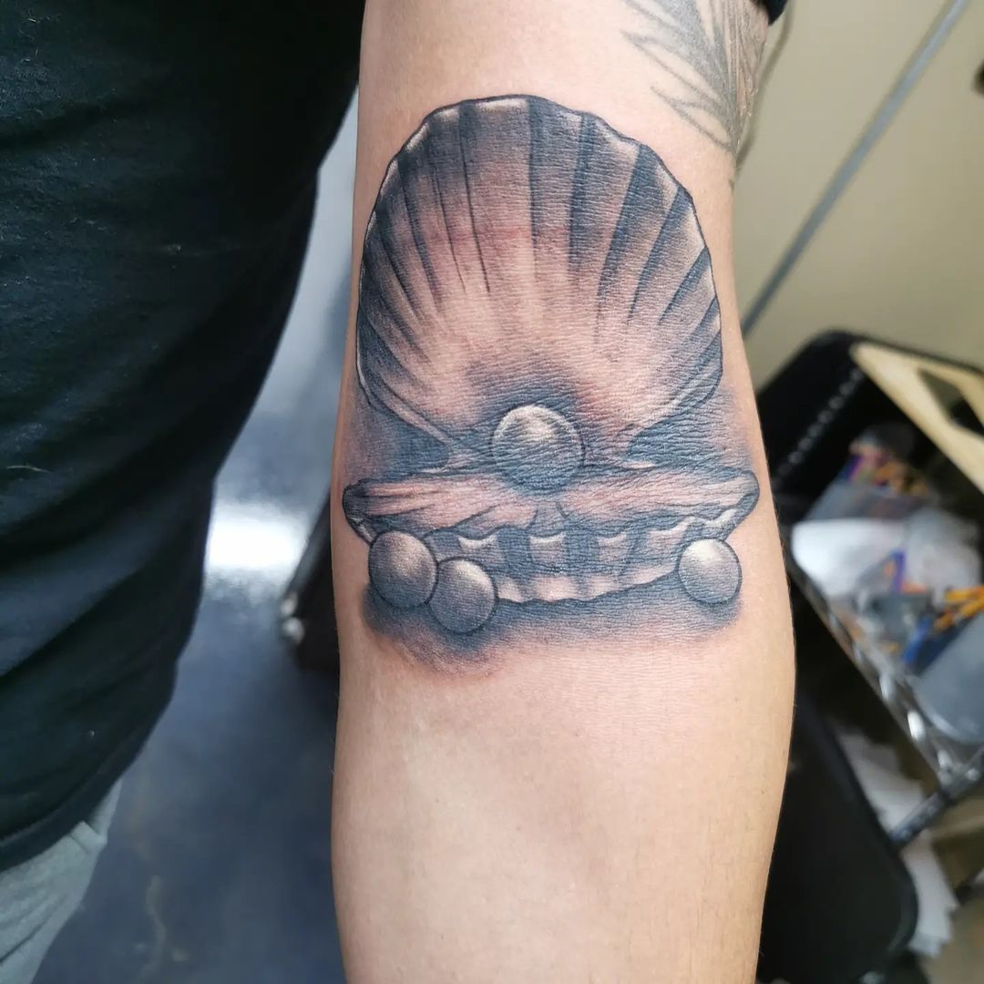 Shell and Pearls Tattoo by Wen at Crimson Empire Tattoo in Edmonton Alberta Canada