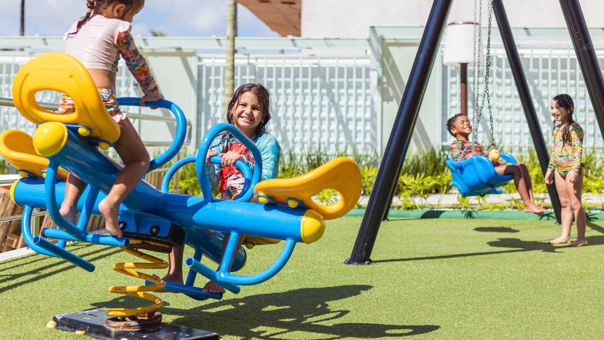 Um grupo de crianças está brincando em uma gangorra em um playground.