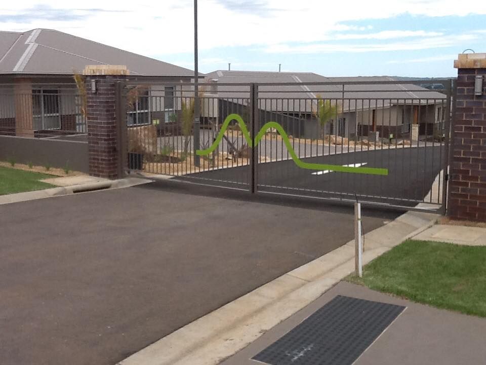 A Sliding Gate With A Green Arrow Pointing To The Right – East Gippsland, VIC - East Gippsland Garage Doors & Maintenance