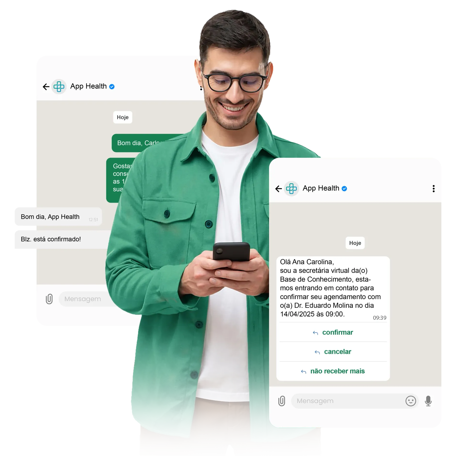 Homem sorrindo, segurando o celular e interagindo com interfaces de bate-papo. Jaqueta verde, óculos, fundo branco.