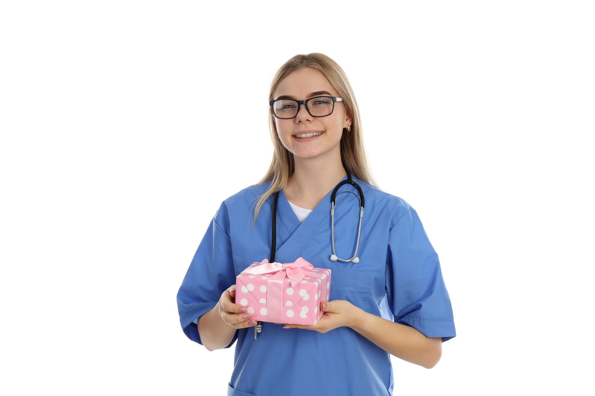 Profissional da área médica, vestindo uniforme azul, segura uma caixa de presente rosa e sorri.