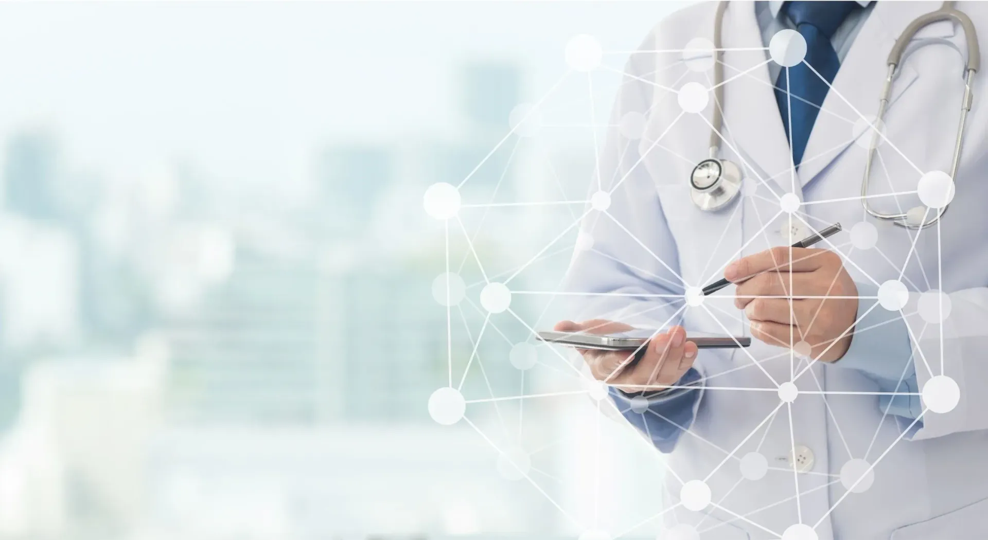 Médico de jaleco branco segurando um tablet, com uma cidade ao fundo e uma sobreposição de gráfico de rede.