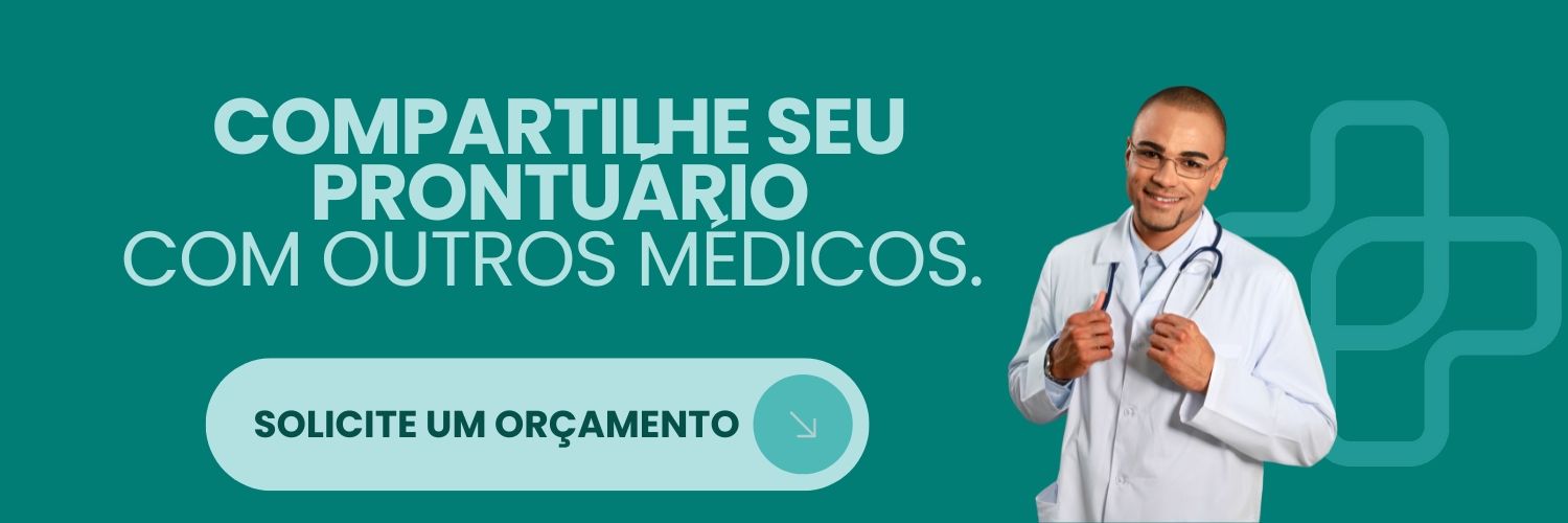 Banner: Médico sorrindo, compartilhando prontuários médicos com outros médicos. Fundo turquesa com uma chamada à ação.