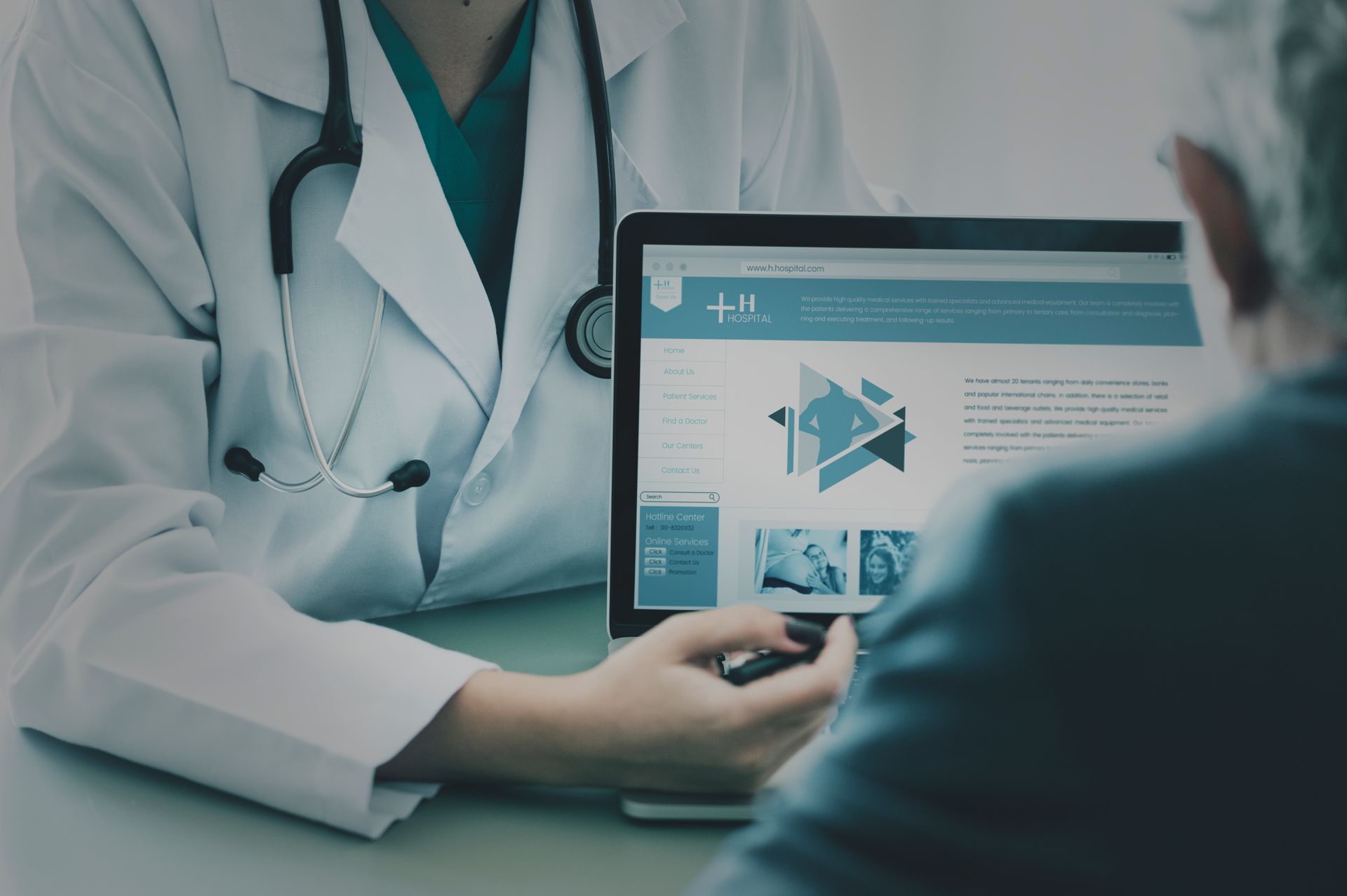 Médico mostrando um relatório médico em um laptop para um paciente.