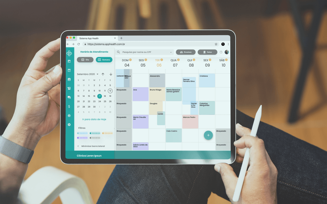 Pessoa segurando um tablet com um aplicativo de calendário aberto. O aplicativo exibe uma agenda semanal com compromissos de cores diferentes.
