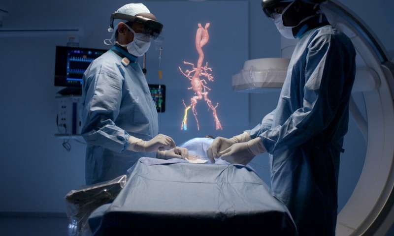 Cirurgiões usando headsets realizam cirurgias, com uma sobreposição holográfica do sistema vascular visível. Ambiente de sala de cirurgia.