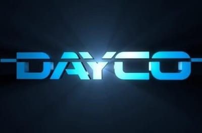 Logotipo “DAYCO” azul brillante sobre un fondo oscuro con vetas de luz.