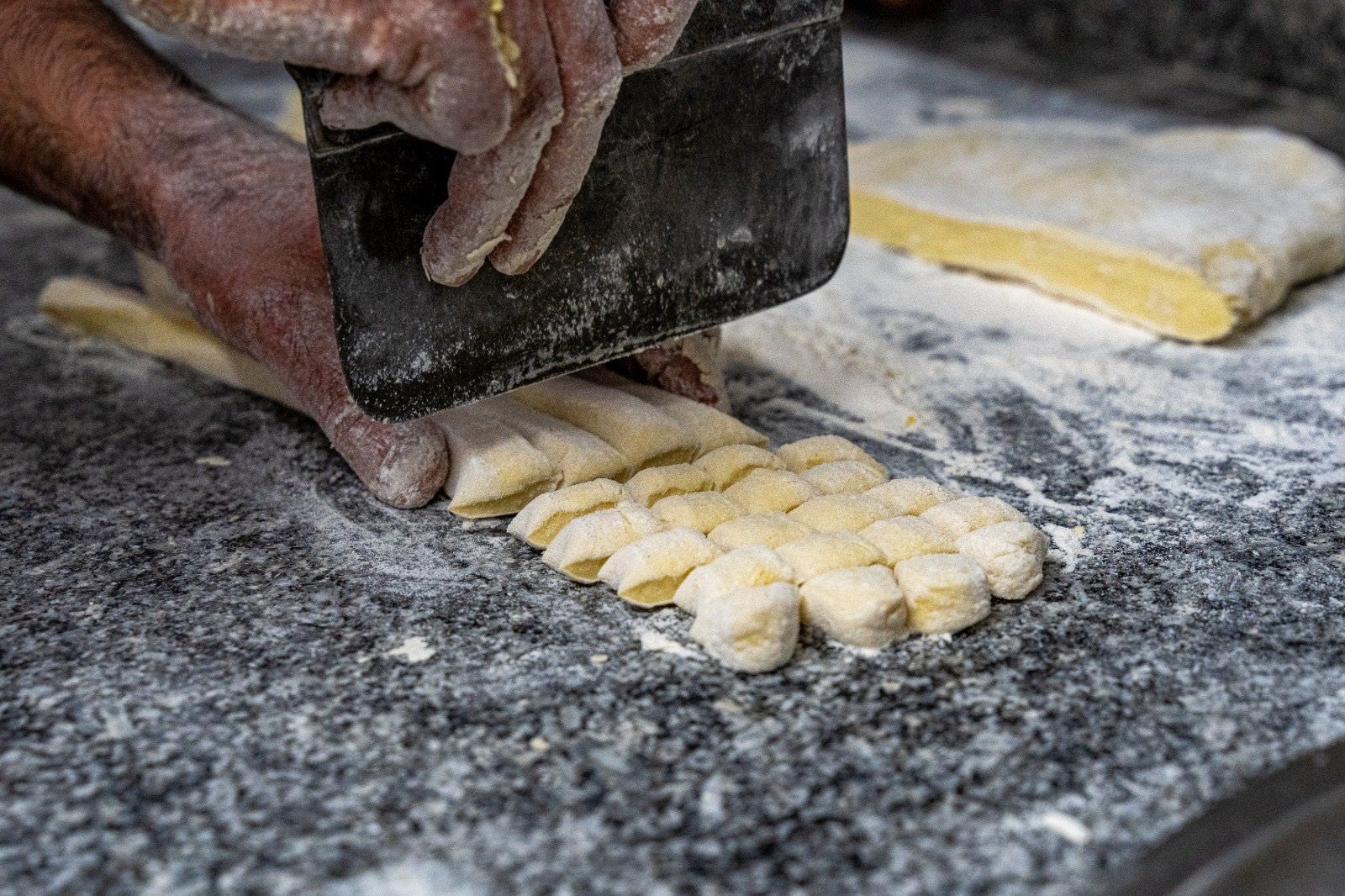 preparazione di ravioli fatti in casa