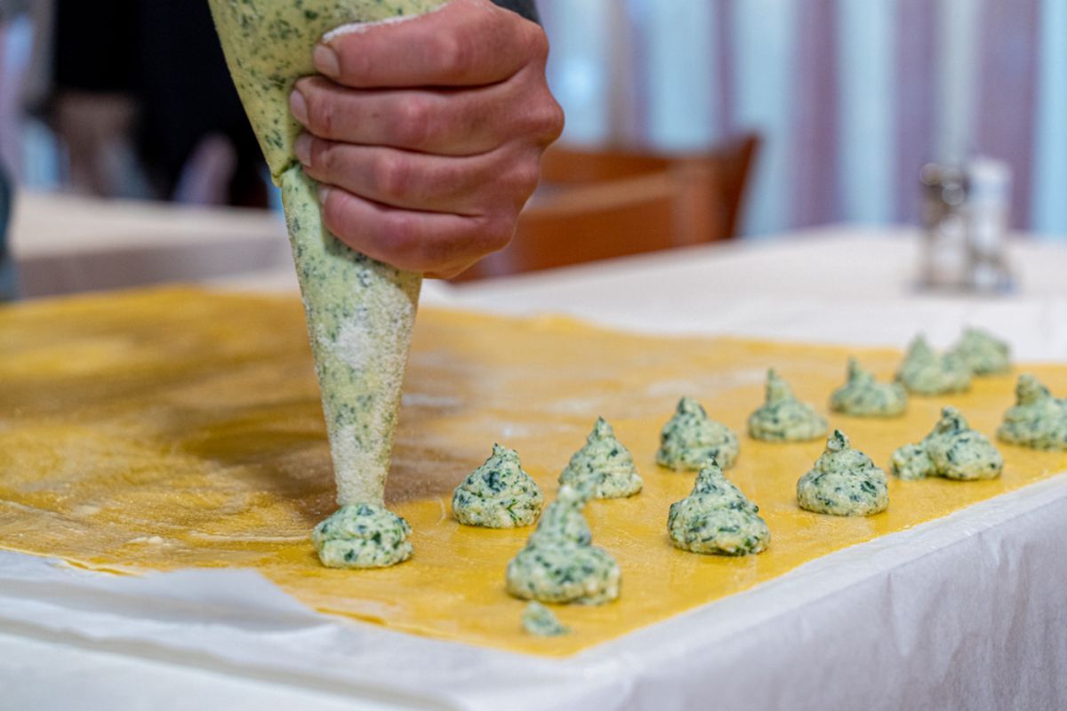 preparation of ravioli with spinach and ricotta cheese