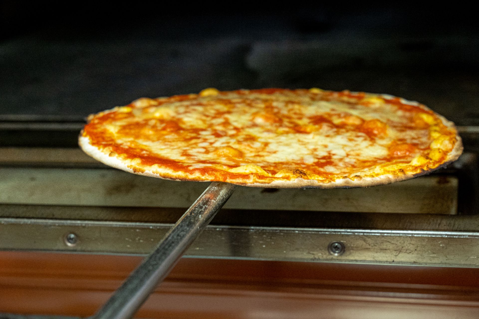 cottura della pizza romana