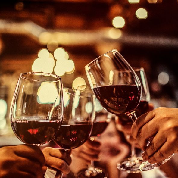brindisi con calici  di vino rosso