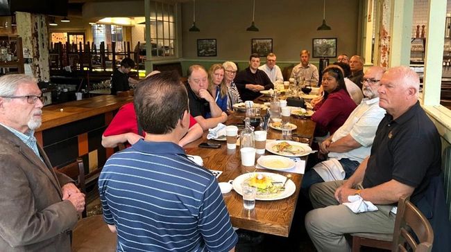 A group of people are sitting at a table in a restaurant.