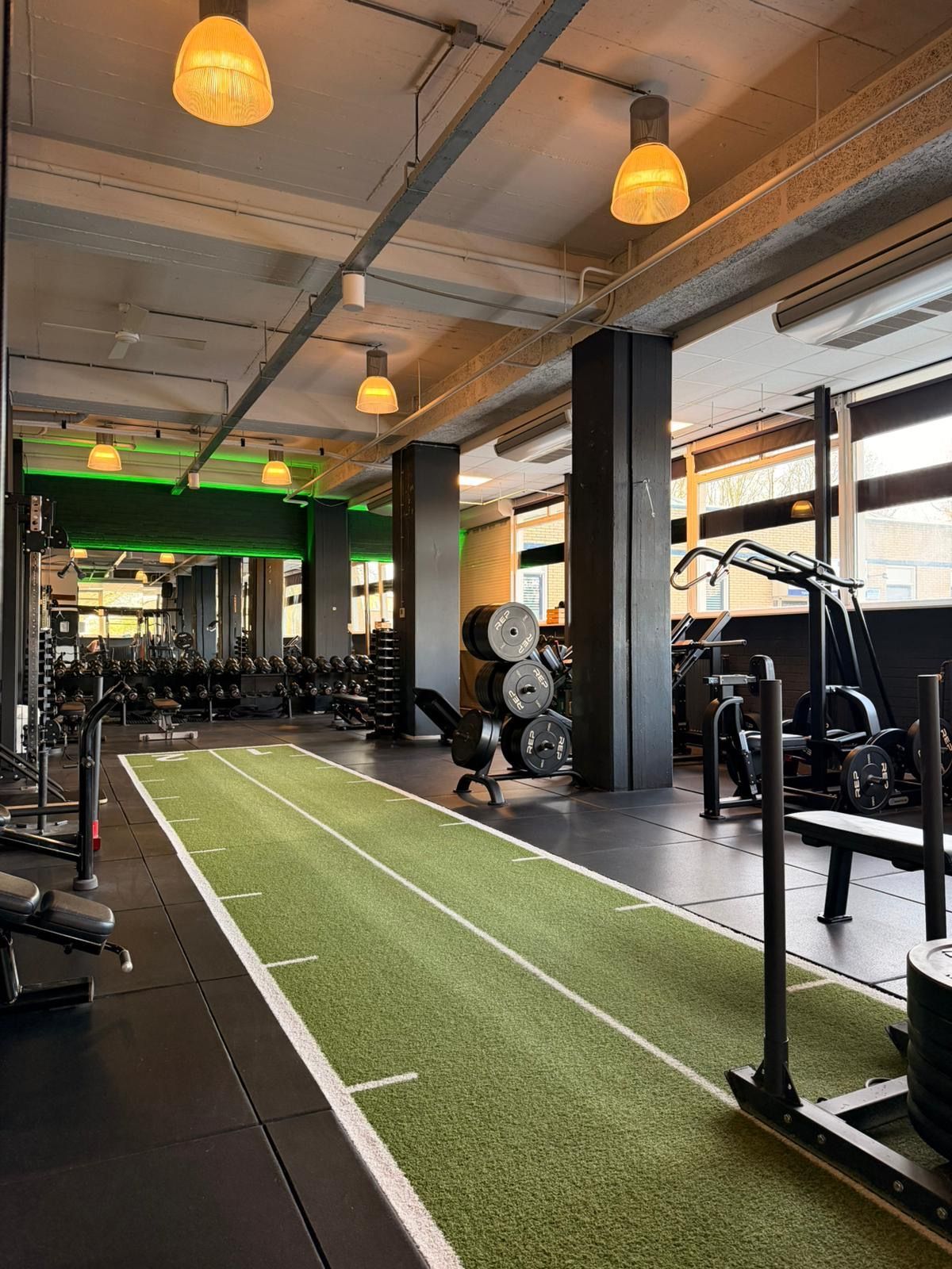 Een groep vrouwen doet squats in een sportschool.