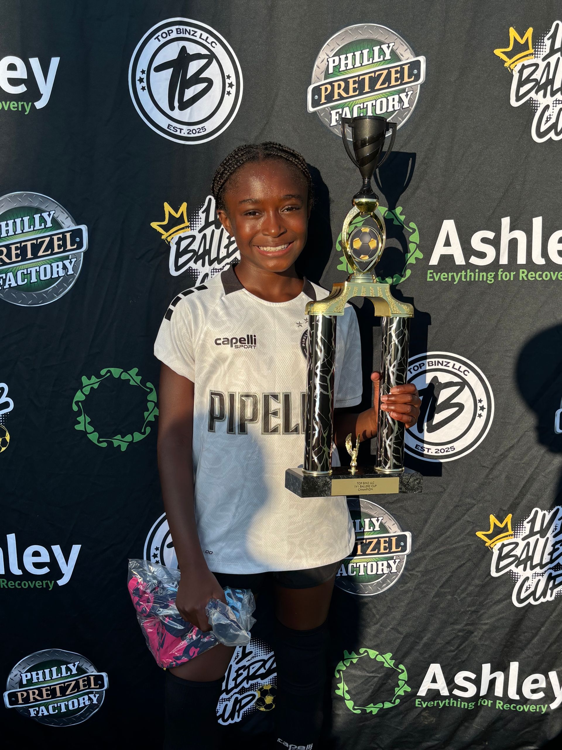 Top Binz Winner Maryam Coulibaly holding a trophy