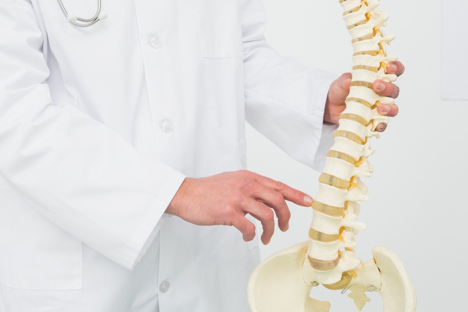 Especialista em cirurgia da coluna demonstrando anatomia da coluna vertebral