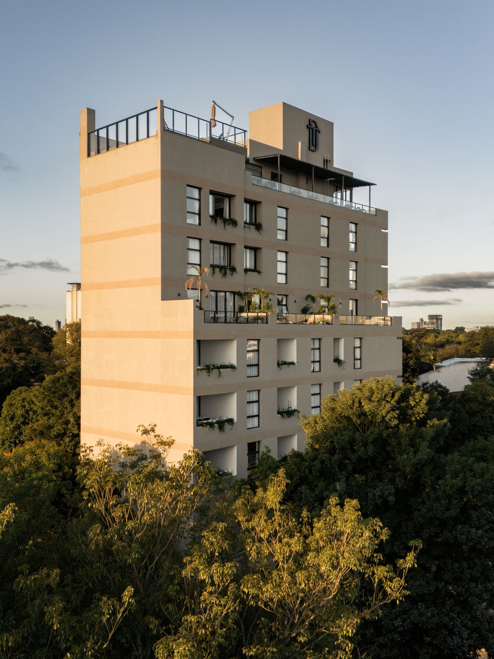 Impresión artística de un edificio alto con muchas ventanas y balcones.