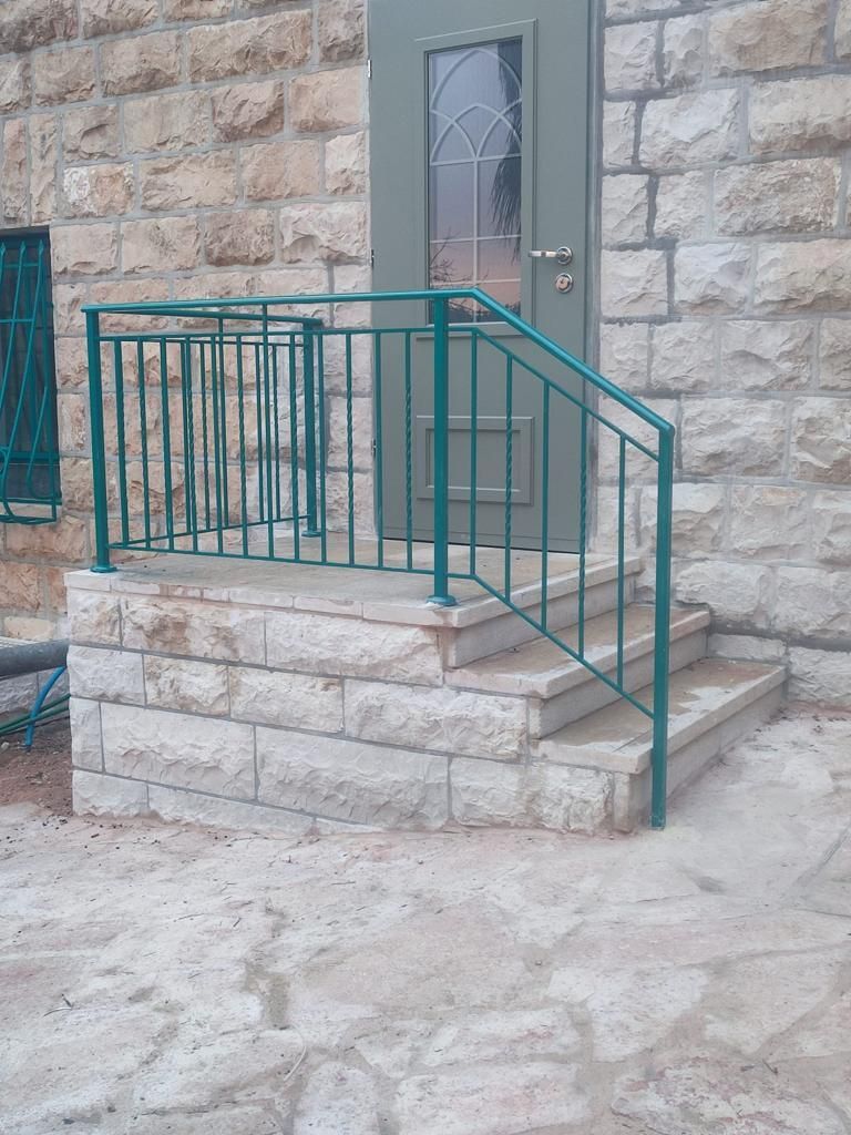 מעקות חוץ