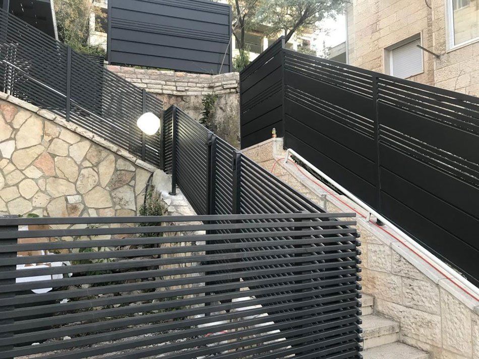 מעקה חוץ