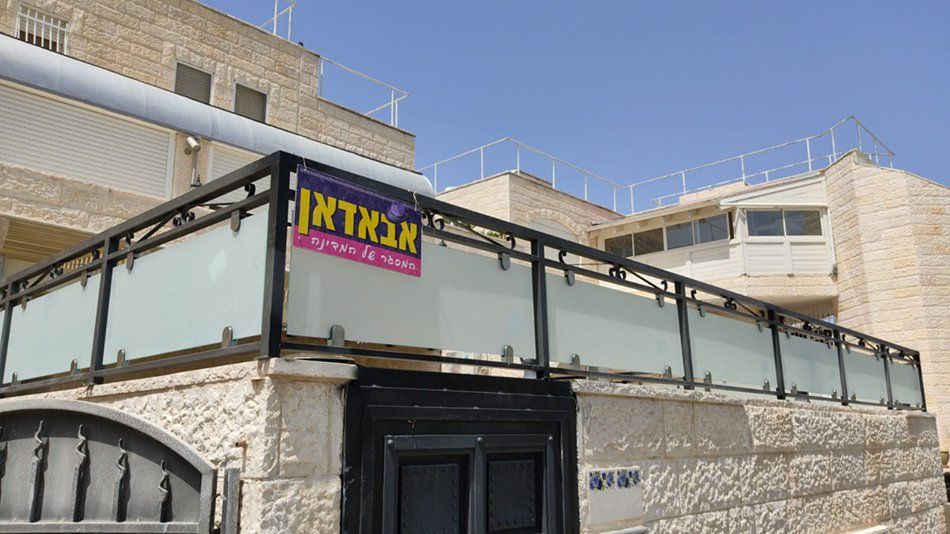 מעקות חוץ
