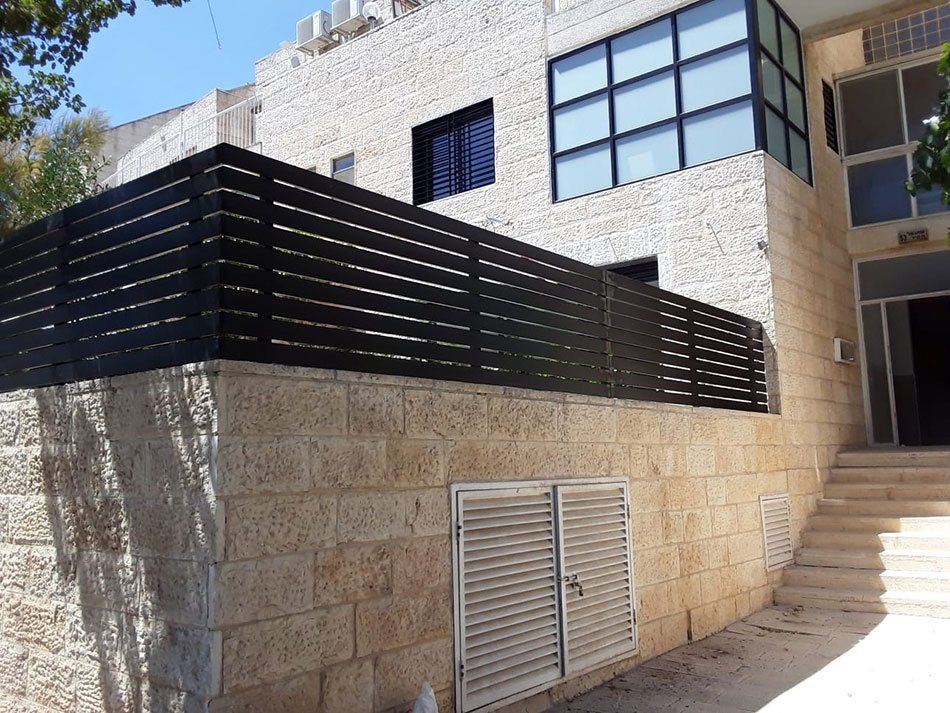 מעקות חוץ