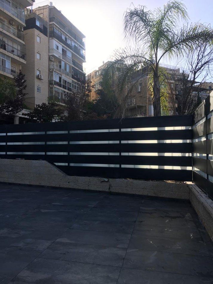מעקות חוץ