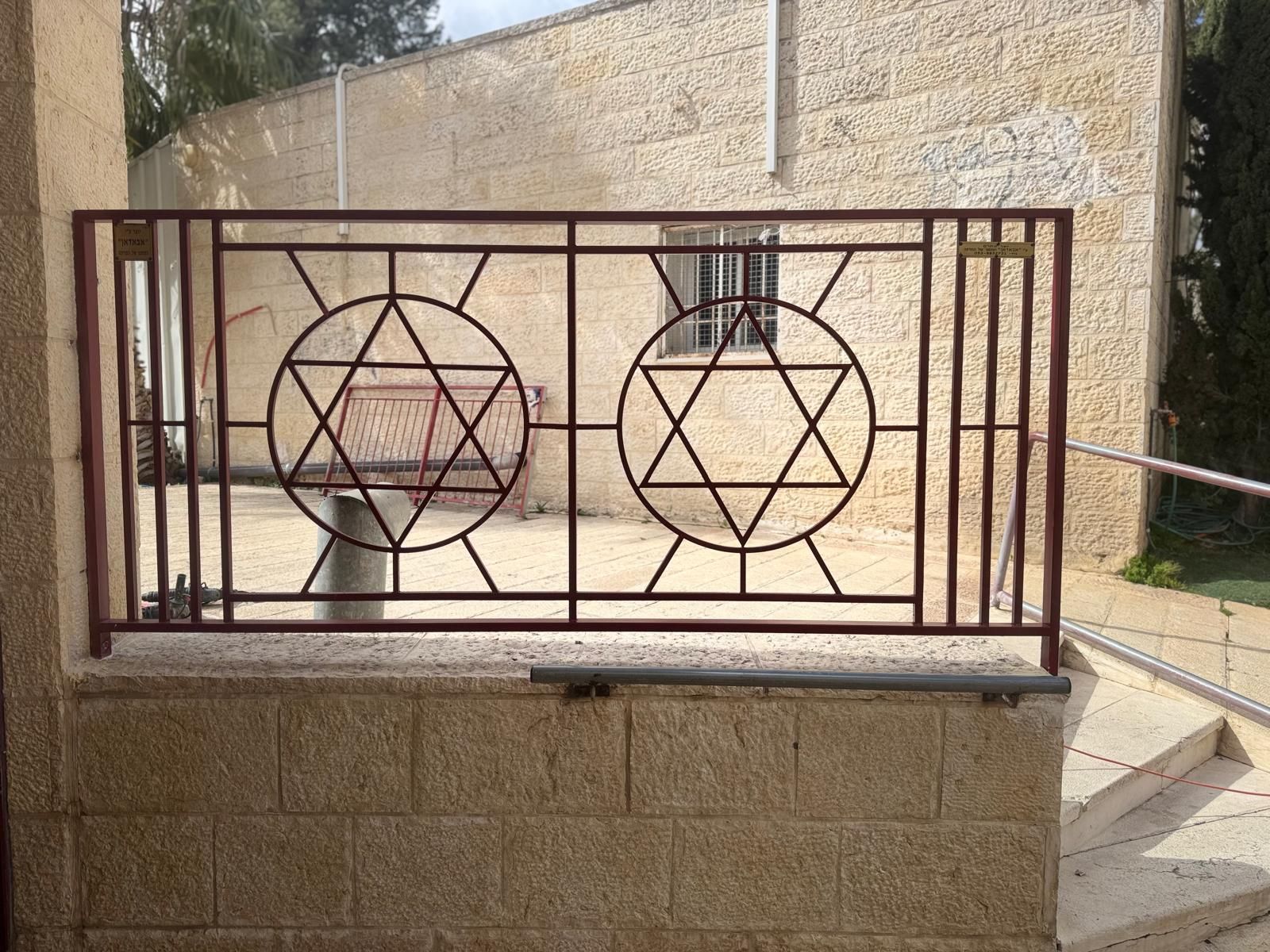 מעקה חוץ