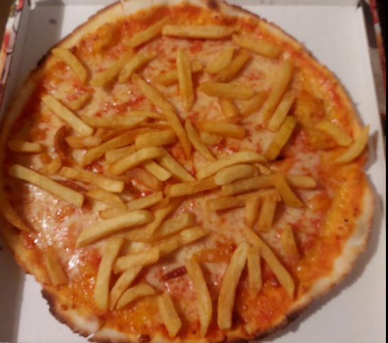 Scatola della pizza aperta con una pizza ricca di formaggio e guarnita con patatine fritte.