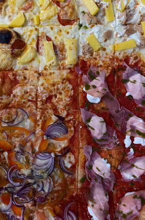 Fette di pizza assortite con diversi condimenti, tra cui cipolle, prosciutto e ananas.
