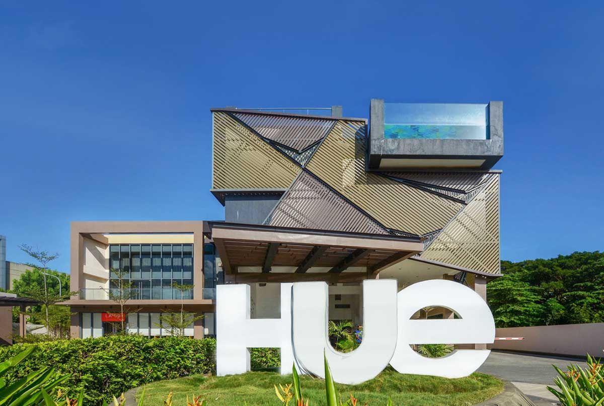 A large building with the word hue in front of it