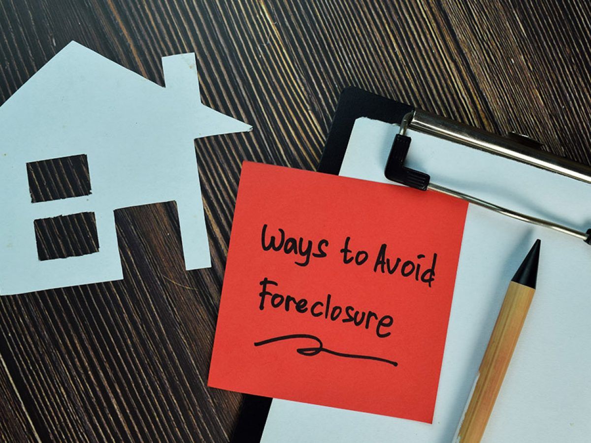 sticky note with ways to avoid foreclosure written on it.