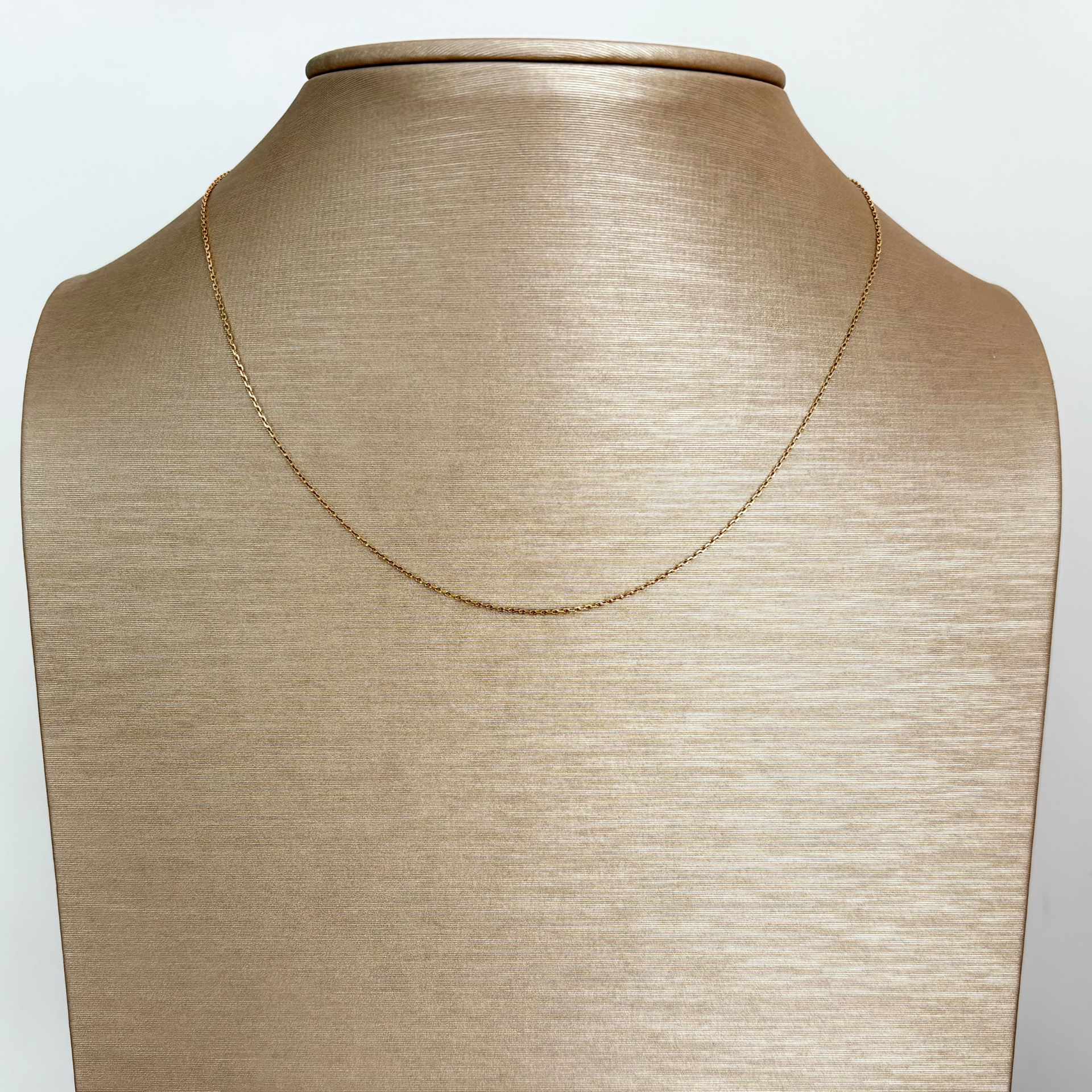 Geelgouden anker collier met een lengte van 44cm.
