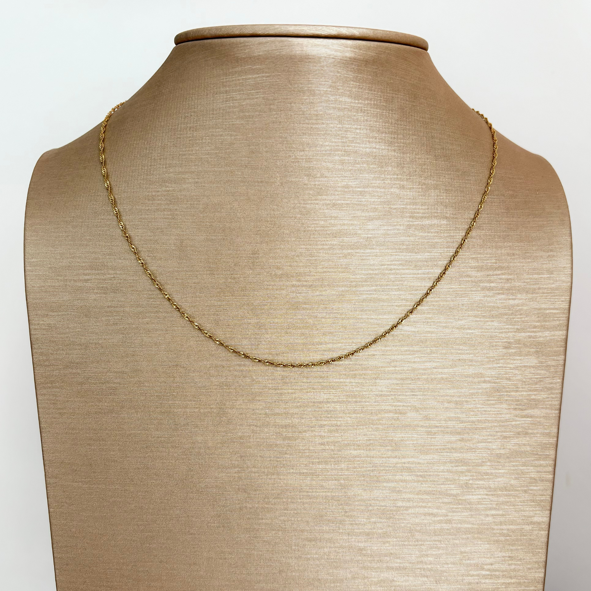 Schattig geelgouden koord collier, 45cm lang.
