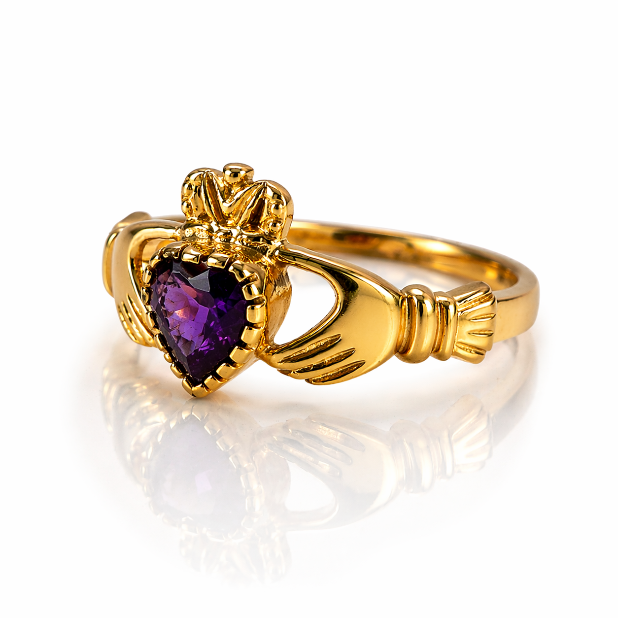 Gouden ring met paarse steen in handen maat 15,5 Juwelier Schouten Middenwaard
