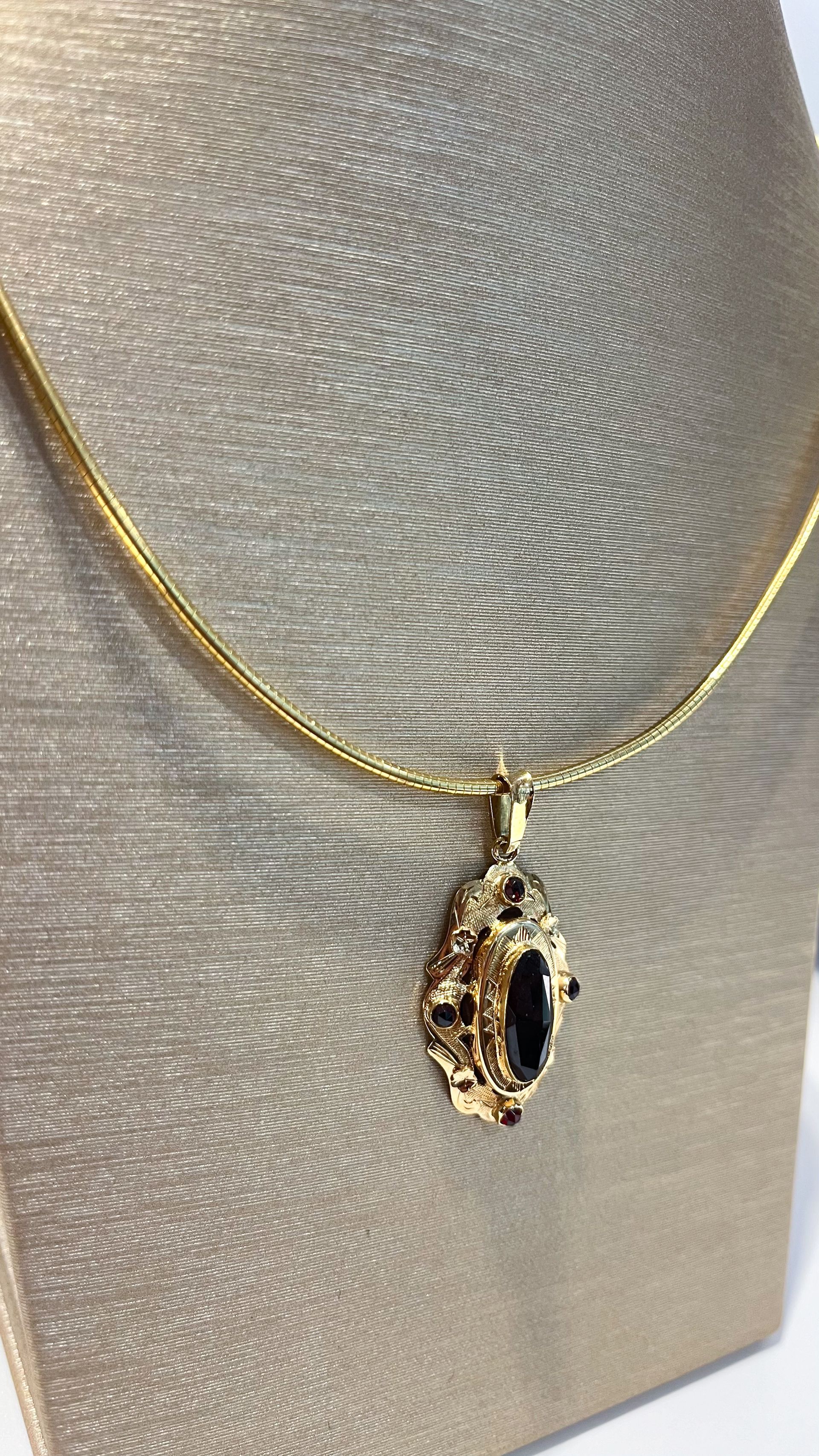 gouden hanger met granaat