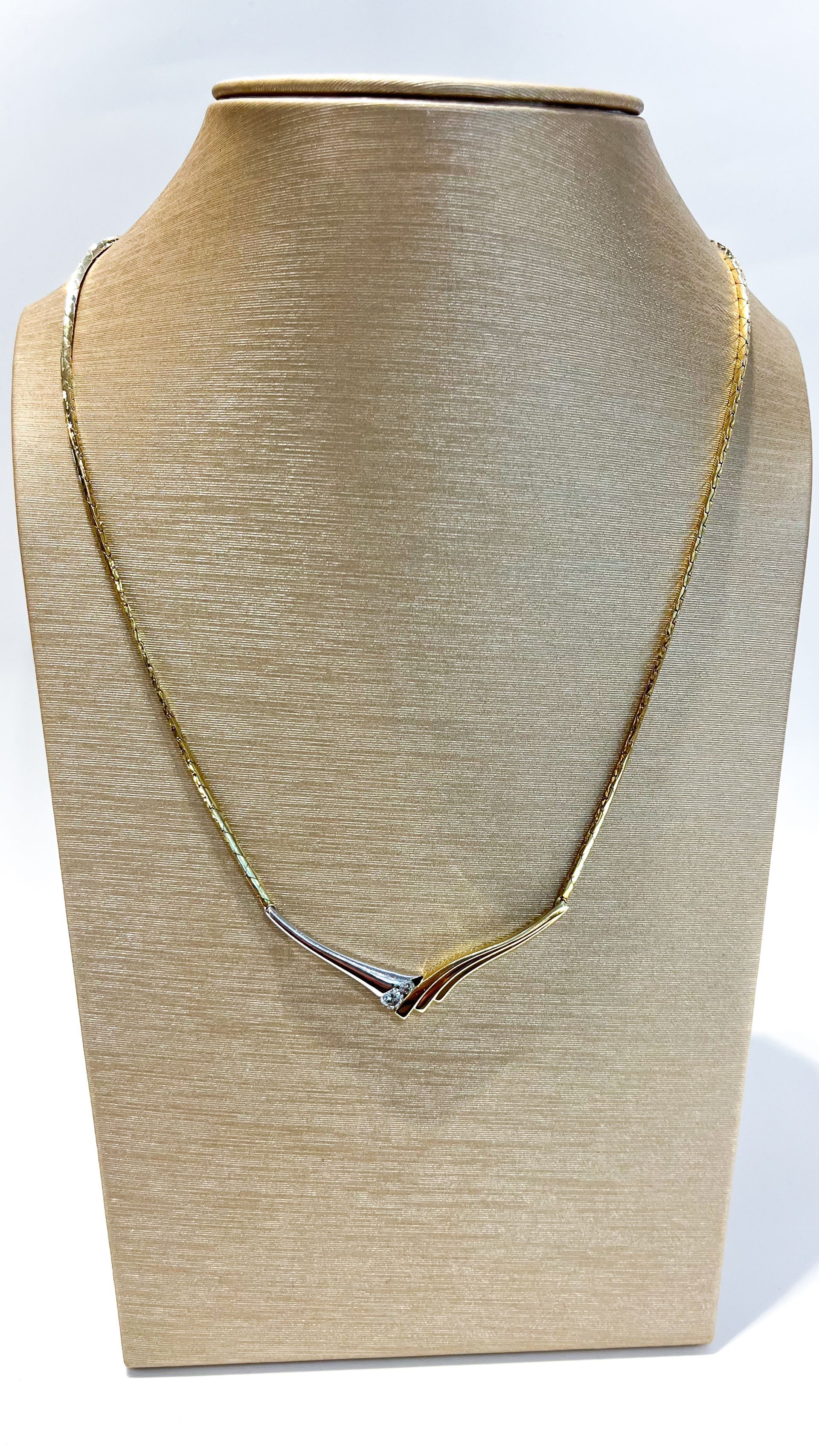 Wit met geelgouden collier met briljant gezet 0.03crt en 44cm lang.