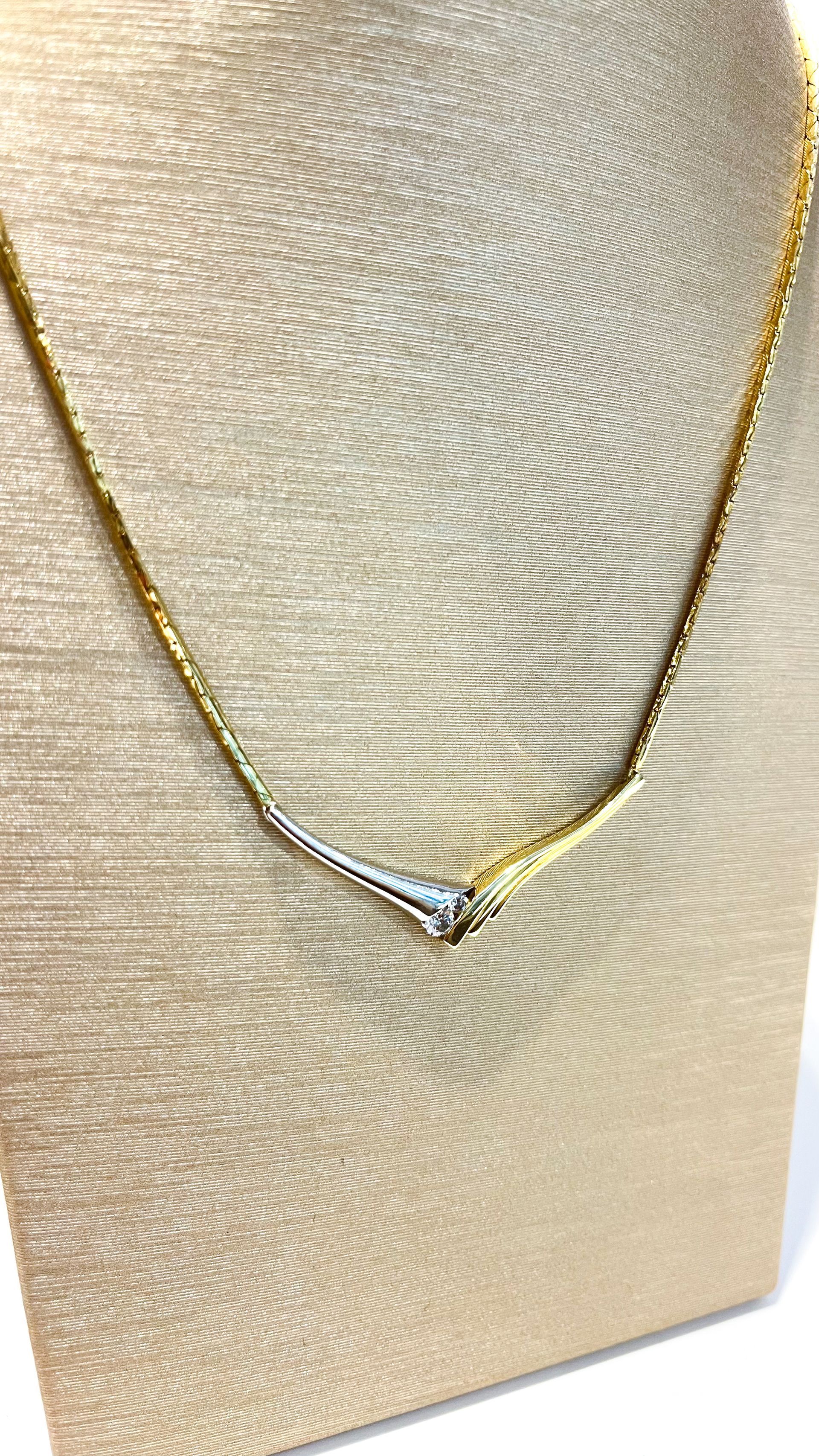 Wit met geelgouden collier met briljant gezet 0.03crt en 44cm lang.