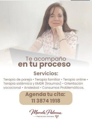 Cartel de servicios de terapia con una mujer sonriente y el texto: «Te acompaño en tu proceso».